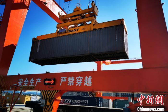 2月15日17时30分许,随着一声汽笛长鸣,满载50个集装箱空调、冷柜以及日用百货的X9238次中欧班列缓缓从赣州国际港站驶出。 廖国胜 摄