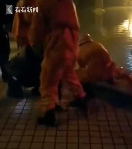 现场参与救援的民警说,被救起的女孩儿今年35岁,母亲62岁,都是新乡本地人。