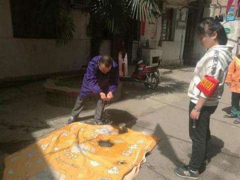 原标题:阳台上棉絮冒出黑烟,屋中还放着多桶油漆,众街坊用竹竿挑下灭火