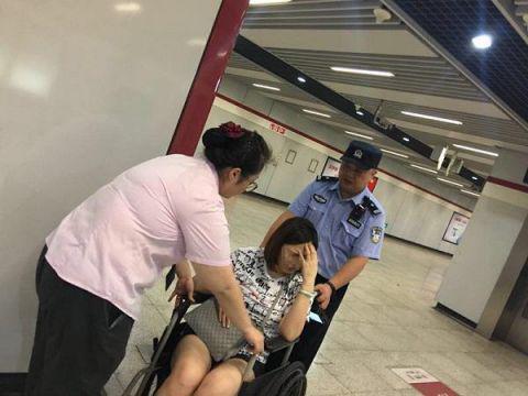 图说：民警和轨交工作人员救助乘客轨交警方供图