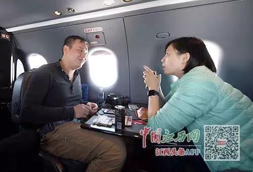 飞行途中乘客在聊天。