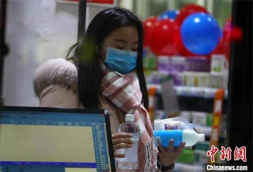 图为江西南昌市民在药店购买口罩、消毒杀菌用品等商品。(资料图) 刘占昆 摄