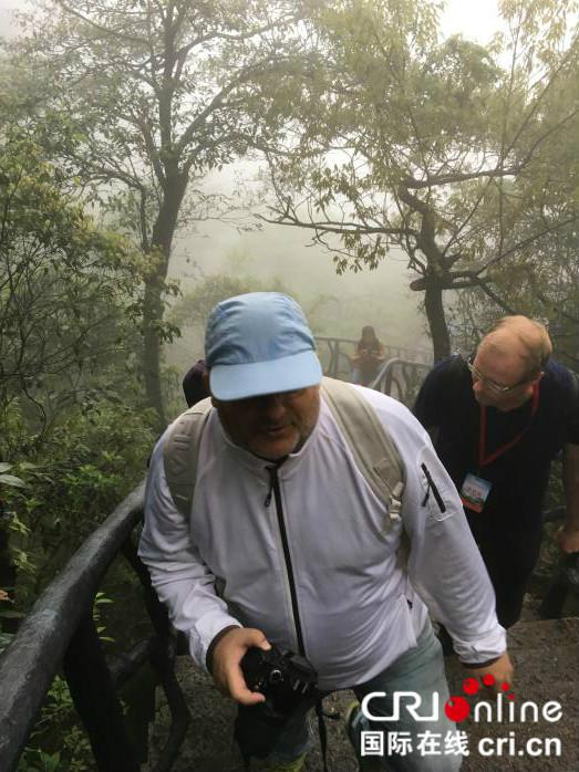 中央广播电视总台国际在线的匈牙利记者拉斯洛攀爬三清山。摄影 赵征宇