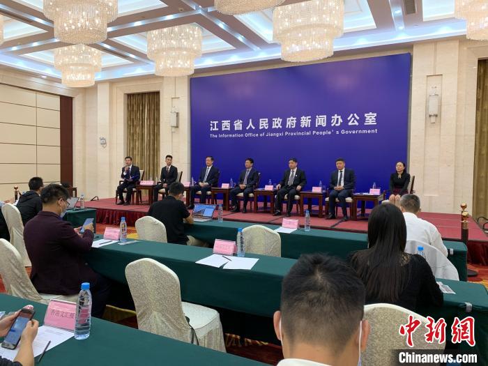 10月13日,“坚定发展信心,弘扬赣商精神”民营企业家代表与记者见面会举行。 李韵涵 摄