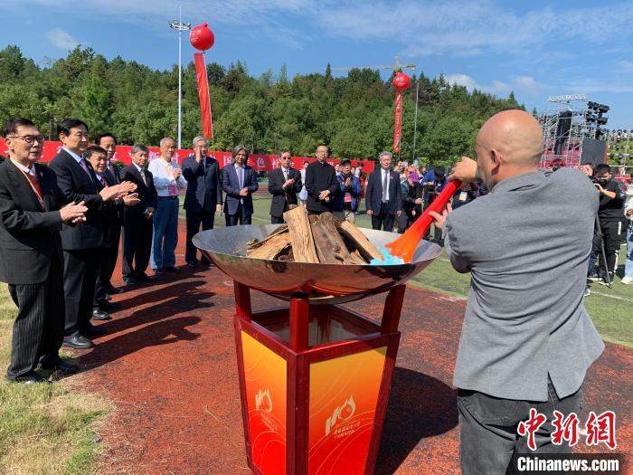 18日上午,该校派代表分赴鄱阳县高门、浮梁县高岭取得火种。历经110棒火炬传递后,20日上午点燃景德镇陶瓷大学110周年校庆主题大会主会场太平窑。 李韵涵 摄