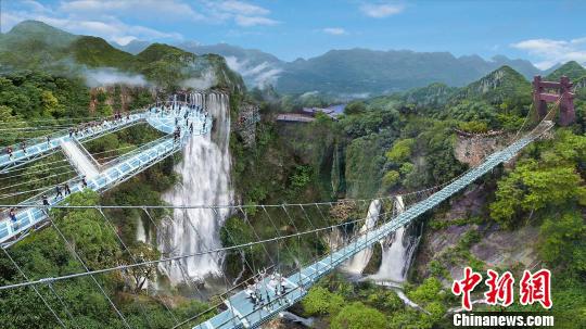 广东清远古龙峡景区的悬空玻璃平台、玻璃吊桥等对外开放。 许青青 摄