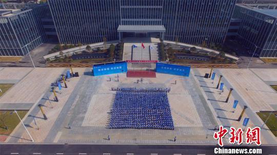 8月25日上午,伴随着雄壮而庄严的国歌声,鲜艳的五星红旗在厂区冉冉升起,标志着航空工业江西洪都航空工业集团有限责任公司搬迁入驻南昌航空城。供图