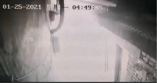 4时49分45秒,亮点逐步充满整个镜头,只用了3秒钟。