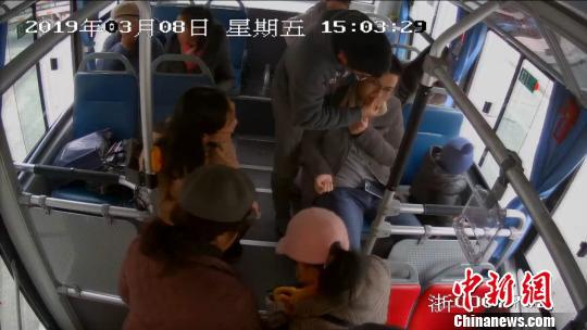监控画面显示:胡先生晕厥时周边乘客纷纷施以援手 乐清公交公司提供