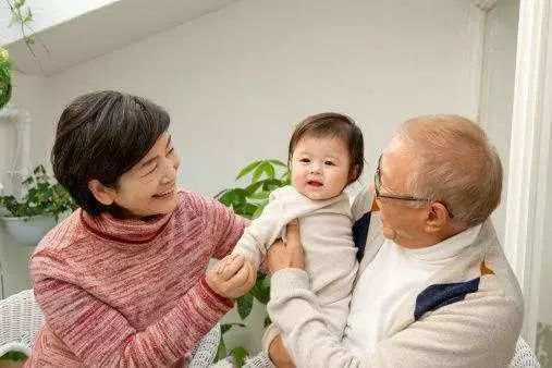 晒家中老人的照片将会增加家人被不法分子认出来的几率。