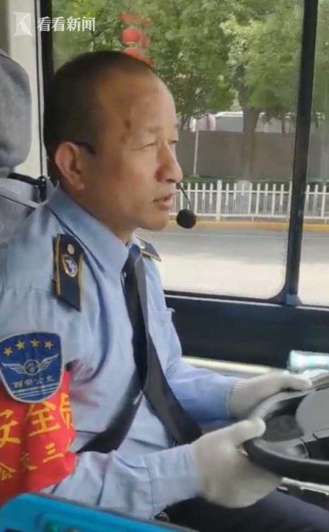 51岁司机自学英语 “人工双语”报站介绍景点