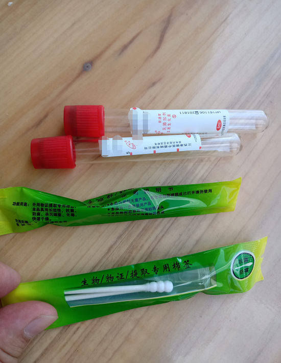 提取物证专用的棉签和试管容器。