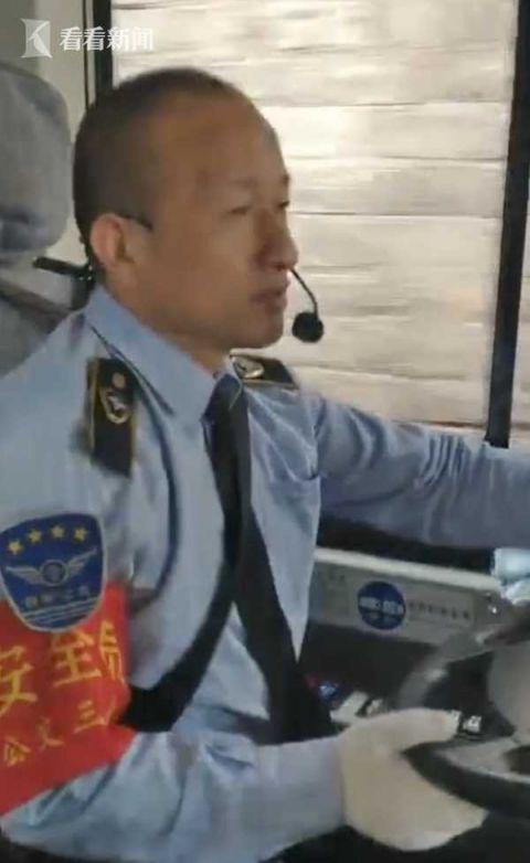 51岁司机自学英语 “人工双语”报站介绍景点