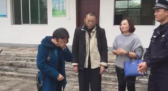 ▲见到失联15年的弟弟党某的姐姐喜极而泣