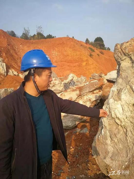 董武亮在检查非煤矿山。(资料图)