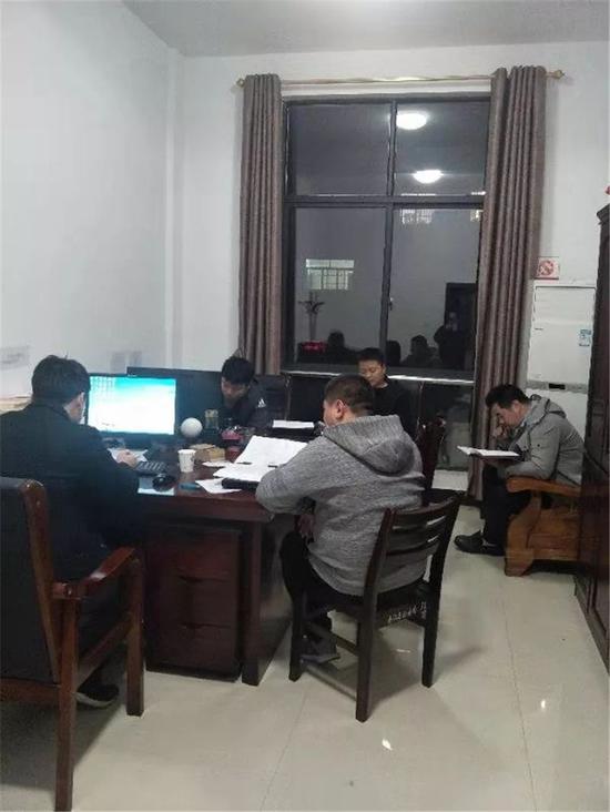 每天晚上,办案组民警都要碰头召开“诸葛会”。