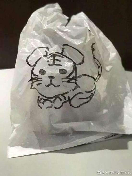 哥这是在风口浪尖上送餐啊: