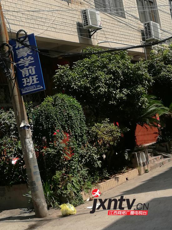 “启蒙学前班”在街上挂的招牌