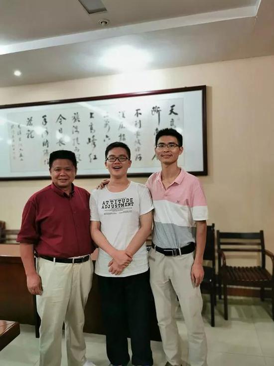 左:年级主任方飞帆 中:邱瑞昆 右:班主任曾秀雷