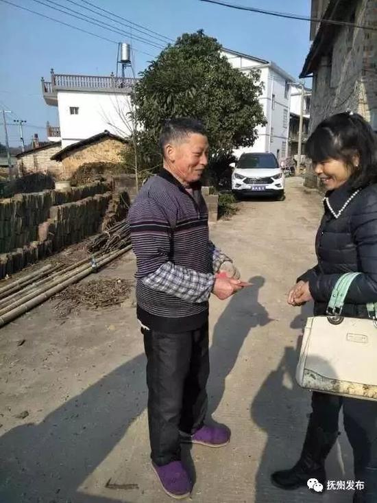 ▲缪连英生前在村里走访慰问贫困群众