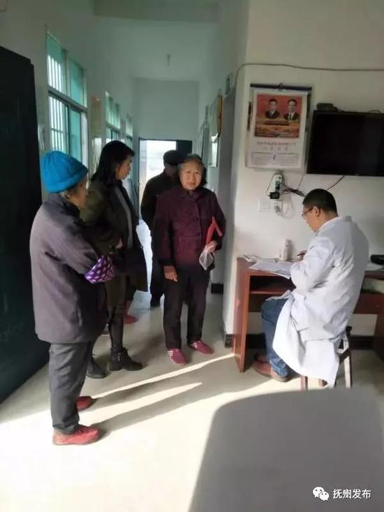 ▲缪连英生前在村卫生室了解群众就医情况