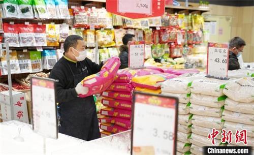 1月27日，江西省新余市一家大型超市内，米面等物资储备充足。（资料图） 赵春亮 摄
