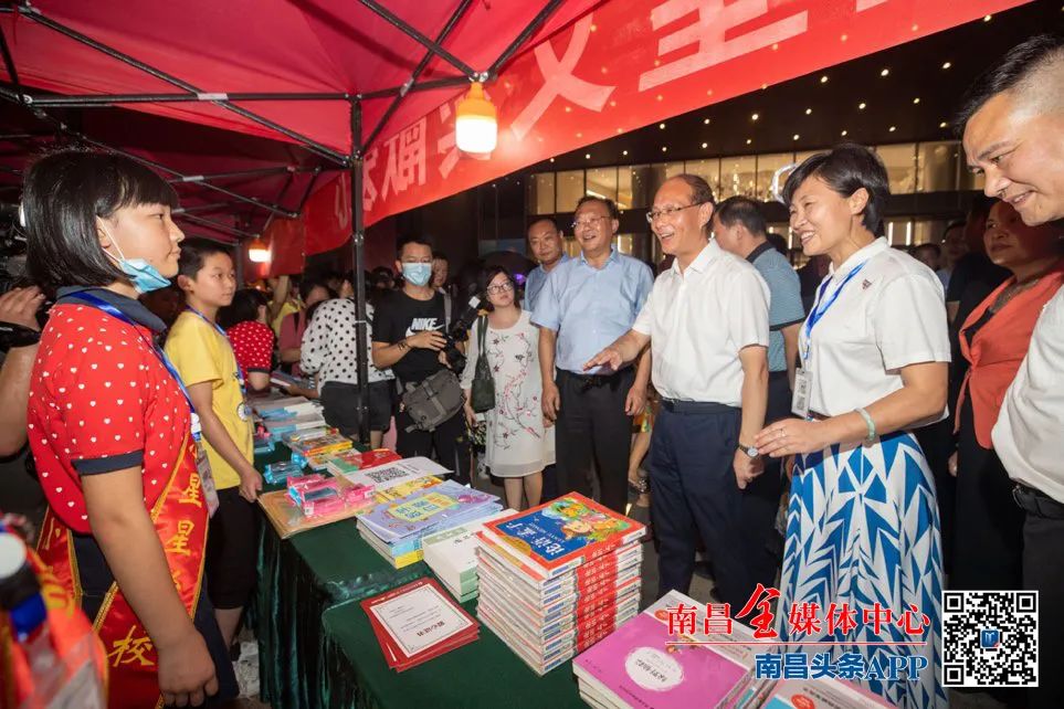 吴晓军走访青云谱区王府井商圈十字街夜市书店