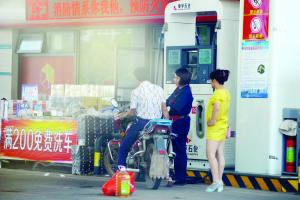 加油站工作人员并未查验摩托是否有牌