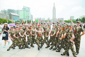 2017年8月1日,市民在全新的八一广场合影留念