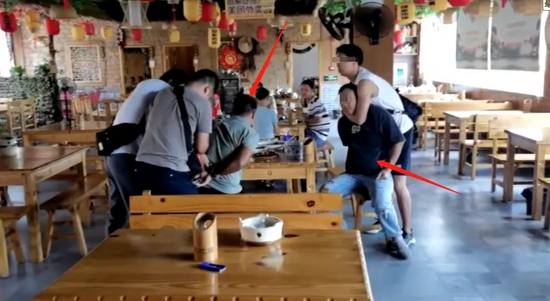 两名嫌疑人在饭店内被擒