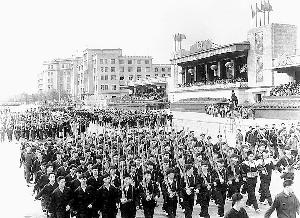1965年10月1日,社会各界在人民广场庆祝新中国成立16周年