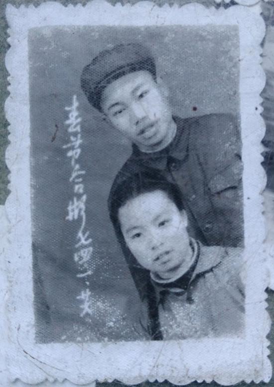 李锦莲与妻子合照。 澎湃新闻记者张小莲翻拍