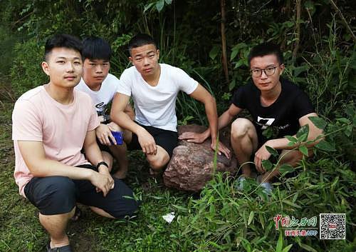 发现恐龙蛋化石的4名同学