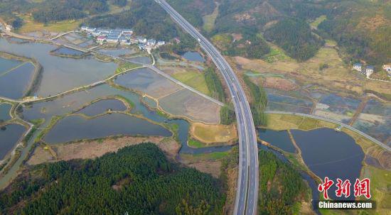 航拍早春时节的江西省新余市仙女湖九龙乡黄田村田园风光。 赵春亮 摄