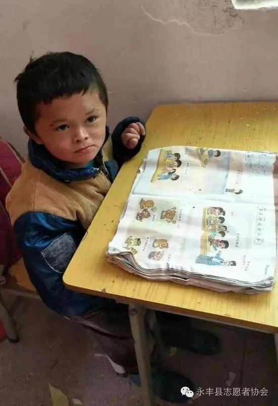 2016年11月,永丰县志愿者协会在学校探望范小勤。图片来源:永丰县志愿者协会公众号