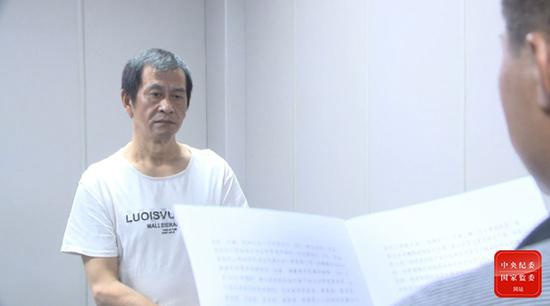 江西省新干县纪委监委案审室工作人员向熊志武宣布开除党籍、开除公职处分决定