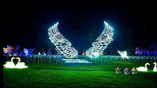 没时间确认眼神了 快上车抢先看梦幻灯光秀