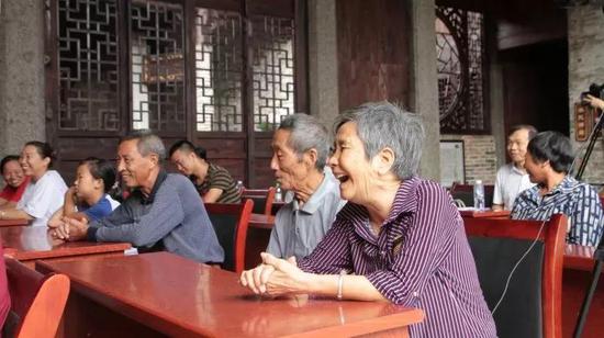讲习现场座无虚席,不时传来欢声笑语