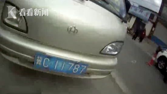 经查,这个车挂的牌子是冀C11787,是一个红色桑塔纳报废车的牌子。