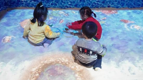 孩子们在儿童区愉快玩耍