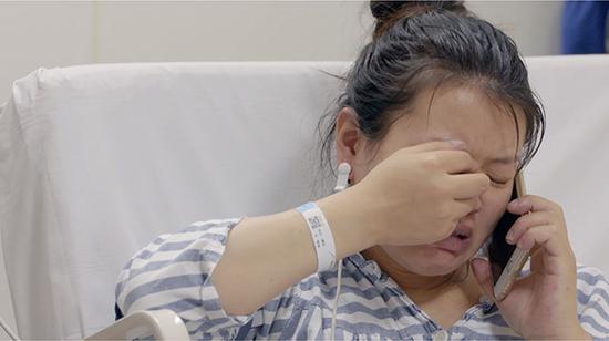 手术前夕吴莹接到爸爸电话表示很害怕。