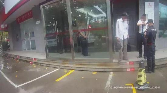 (图为民警护送老人回家)