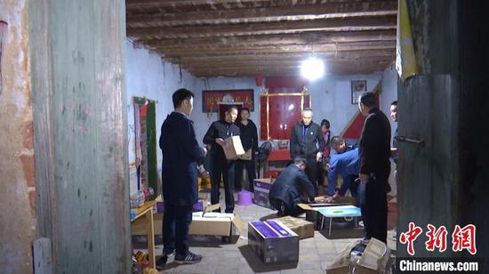 图为民警捣毁一假币印制窝点。 孔金花 摄