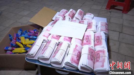 图为查获的假钞。 孔金花 摄