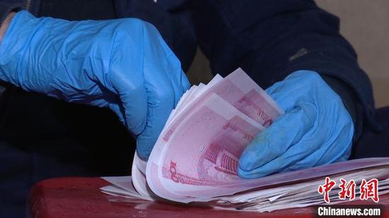 图为查获的假钞。 孔金花 摄