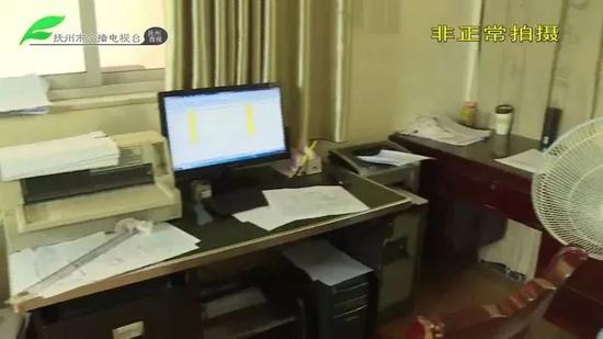 记者暗访金溪县左坊镇政府 工作人员上班看小