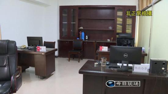 在市工信委服务窗口,