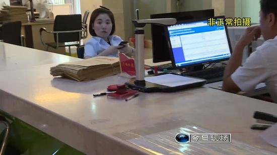 在后台工作区有工作人员在睡觉等问题。