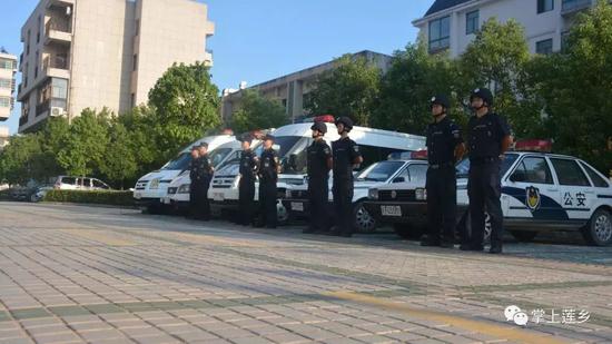 广昌民警全副武装准备抓捕犯罪分子