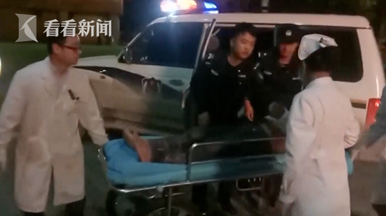 目前,这名青年已经被家人领回家中。